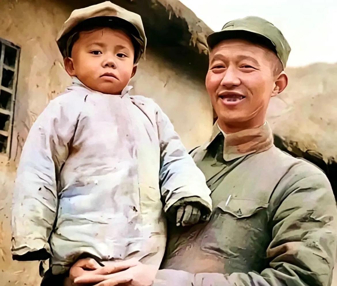 1942年，洪学智抱着约两岁的儿子洪虎留下的珍贵留影，父子俩在战争年代聚少离多，