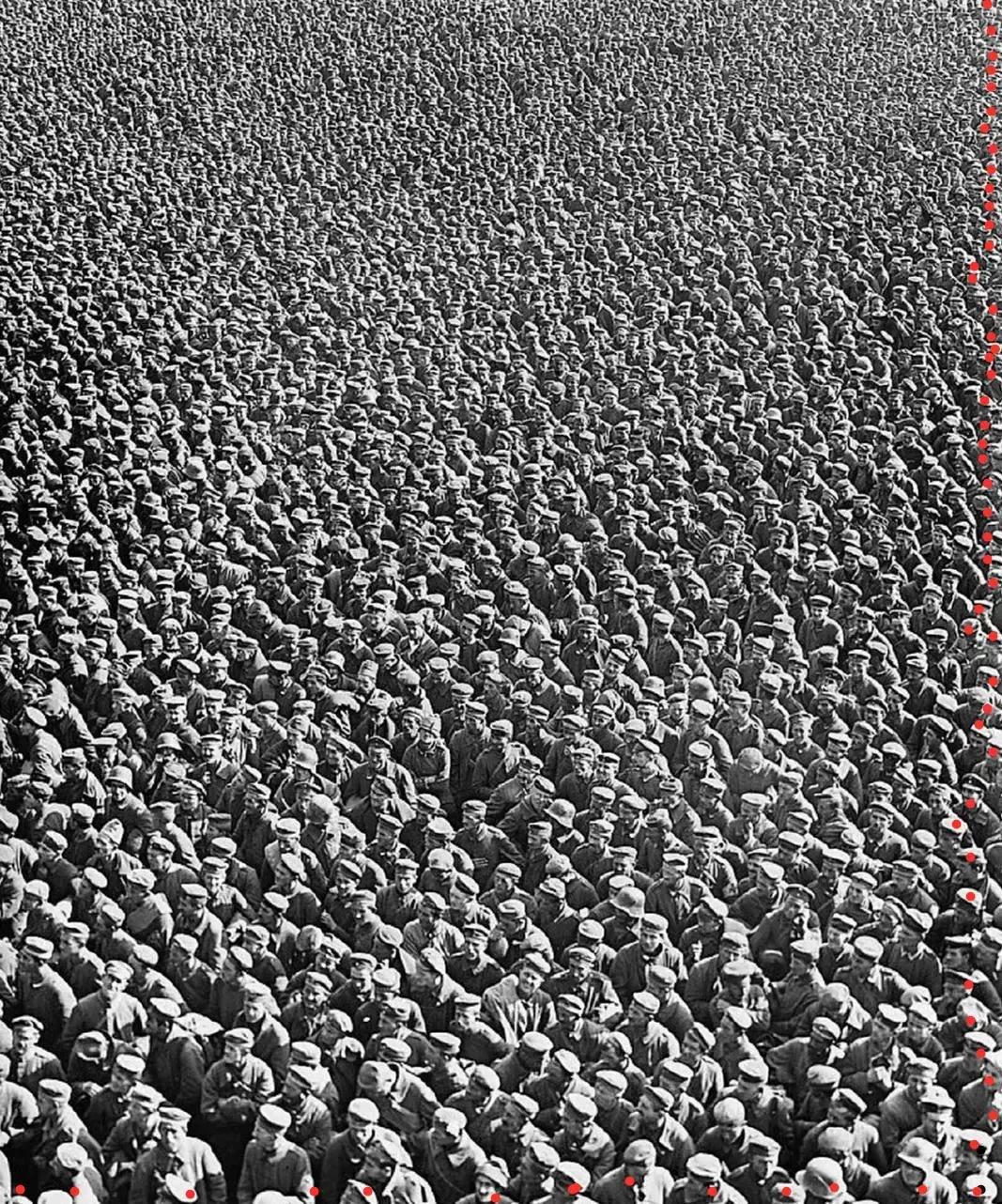 1918年10月，法国北部圣昆廷战役结束后，被法军俘虏的德军。

此时的法军相当