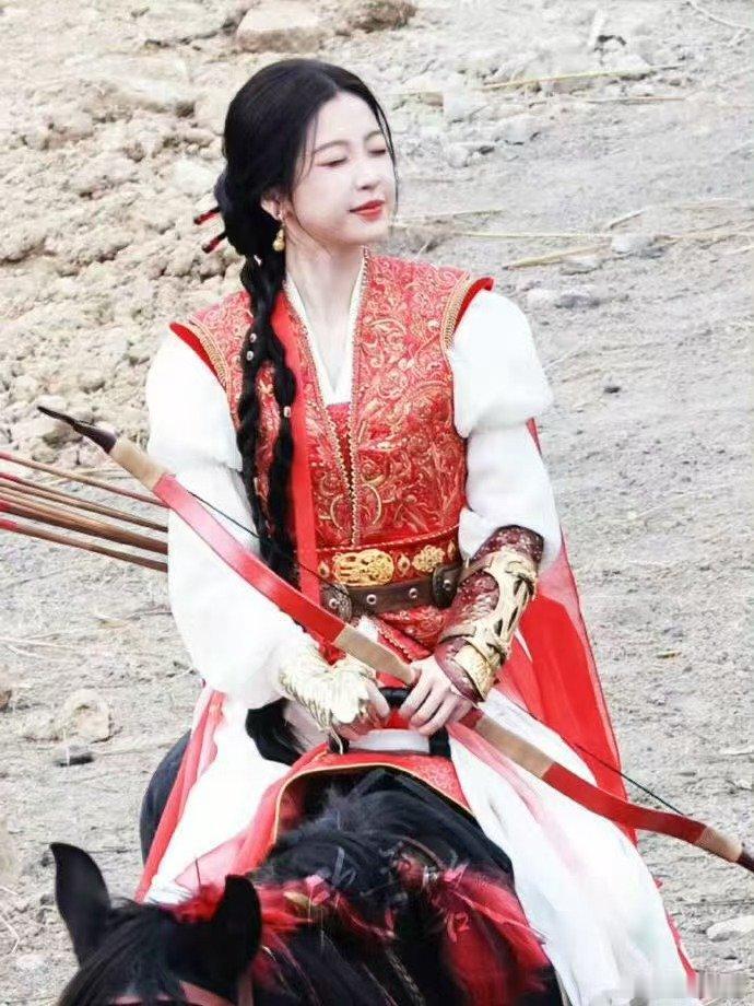 虞书欣红衣骑马射箭路透虞书欣云初骑马射箭路透 虞书欣红衣骑马射箭路透，给孩子萌成