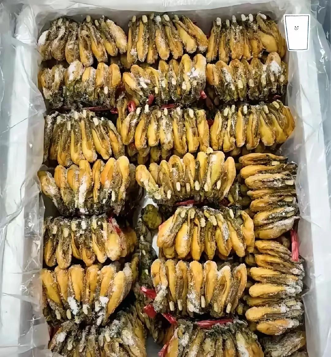 到邻居家借个东西，
看到她正在拆快递，
说是老家人寄给她的。
也不知道这是啥子！