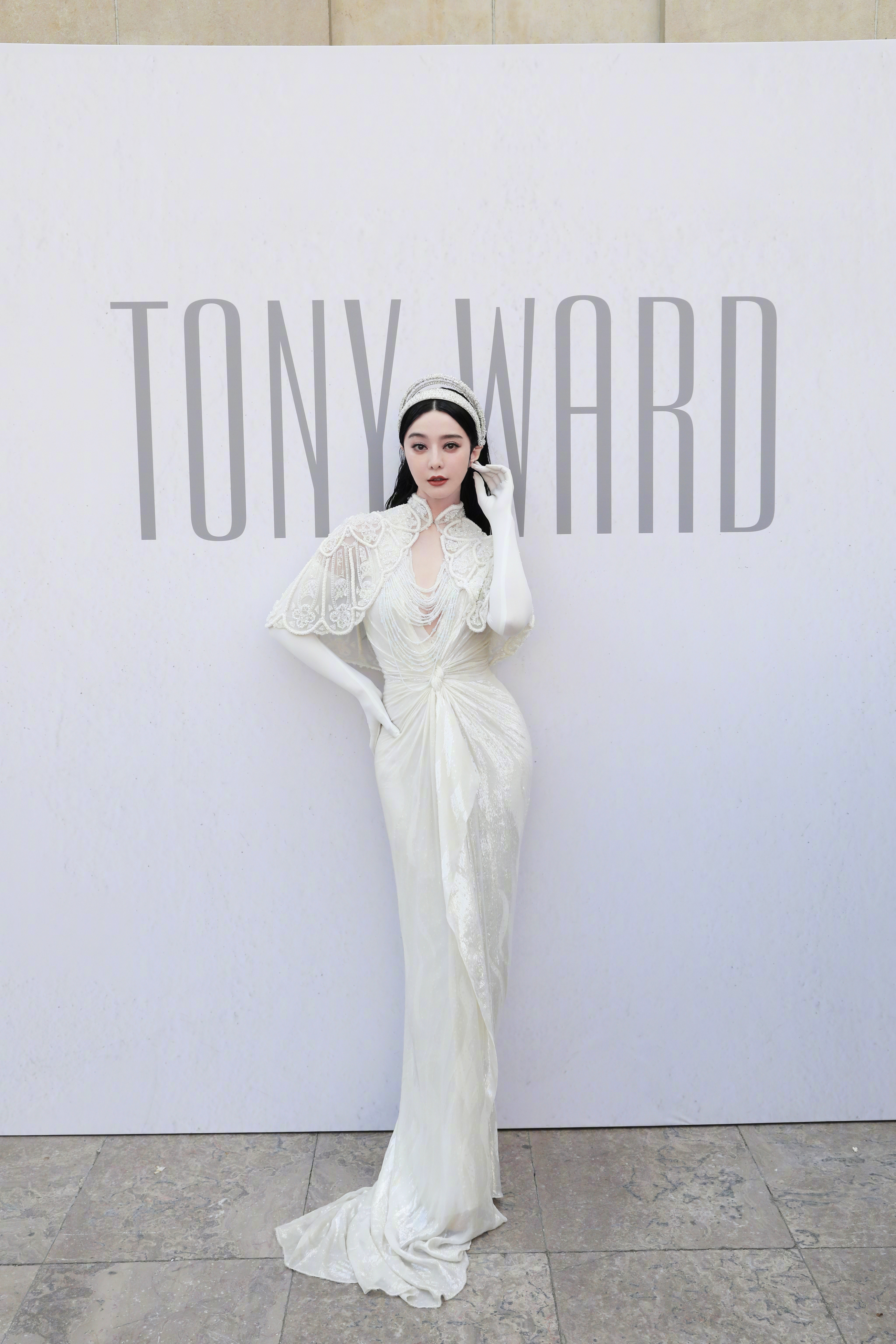  出席Tony Ward2023/24 秋冬高定秀，纯白洁净，兀自绽放。 ​​​