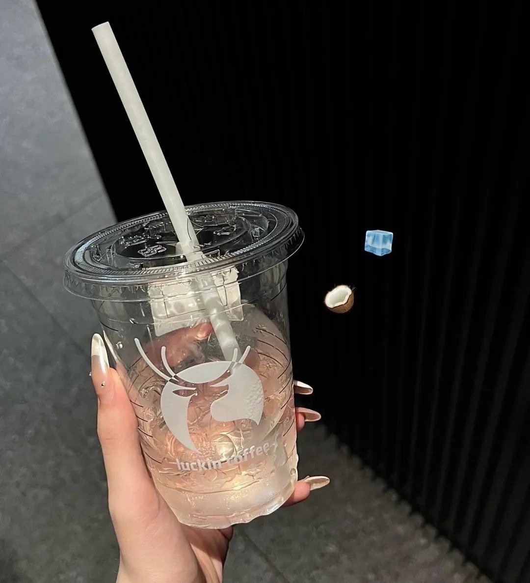 ◡̈ 𝕤𝕙𝕒𝕣𝕖这世上本没有脏话，上班久了就有了 ​​​