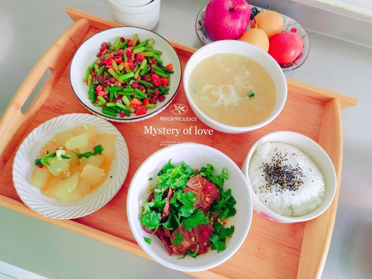 高二娃的午餐
蒜苔炒肉沫
凉拌牛肉
红烧冬瓜
萝卜汤
大白米饭
#秋日三餐打卡#
