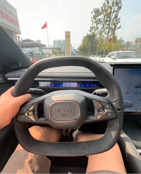 刚把小绿开回家，站在车旁愣是看了十分钟。前脸那条贯穿灯一带亮，精气神一下就上来了