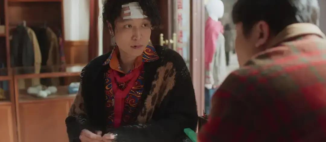 纹身店倒闭那天，他兜里只剩3块6
 
蹬三轮送菲菲去医院，单程14公里，膝盖磨出