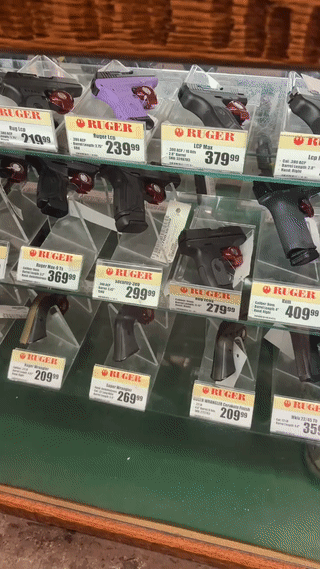 美国🇺🇸枪支专卖店实拍！
各种型号的手枪、步枪、猎枪像普通商品一样被摆放在货