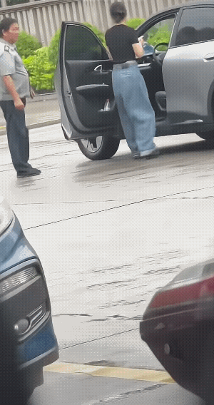 我就说肯定有前因，保安先是暴力关车门把女的腿夹了，女的才去踢他，就冲他最后打人那