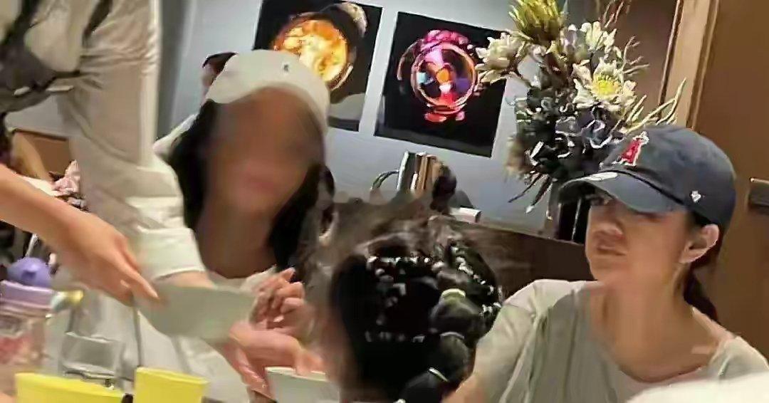 45岁安以轩外出和友人聚餐，素颜容颜憔悴愁容满面，昔日光彩不再 ​​​