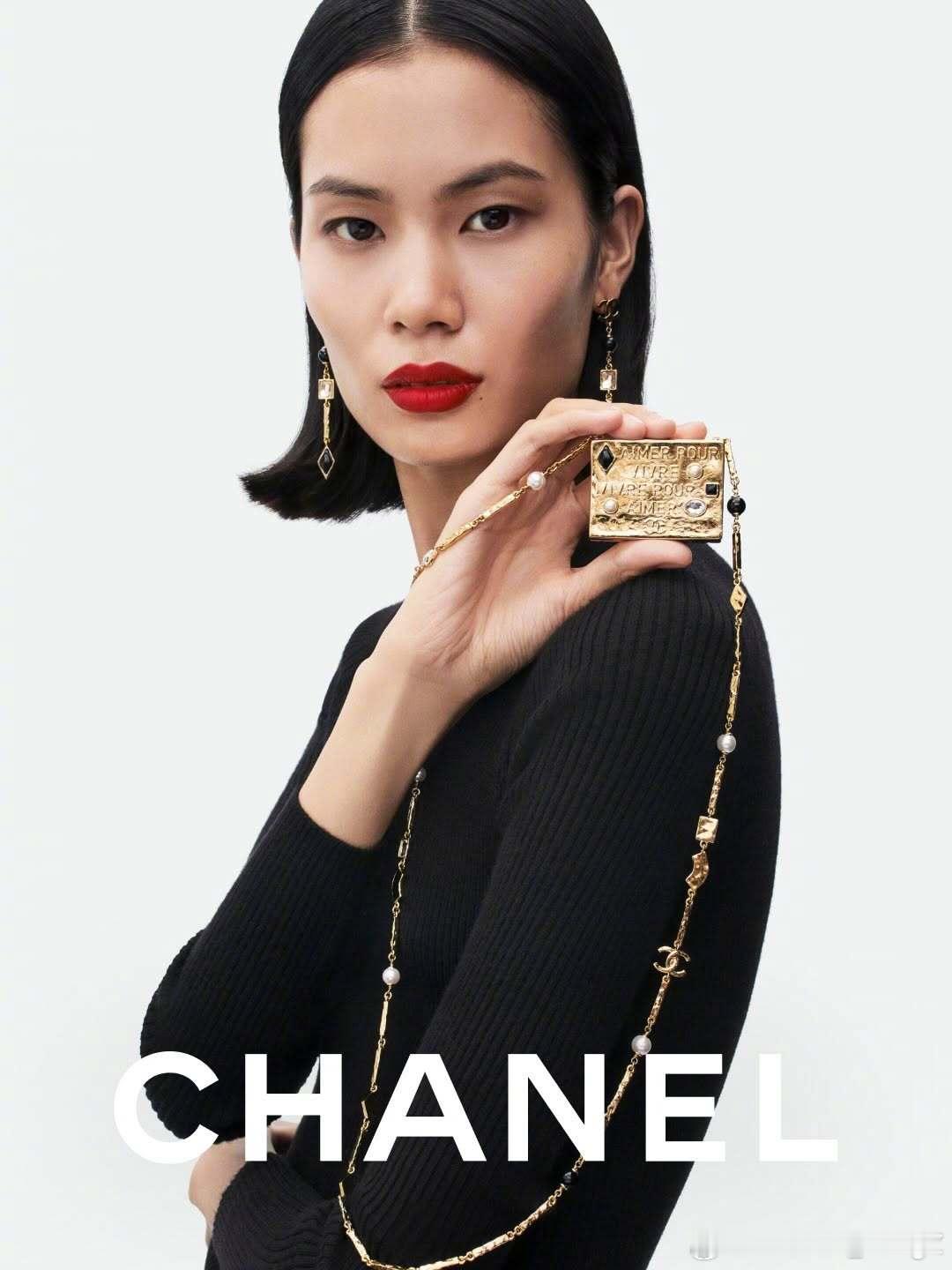 CHANEL 推出假日季特别配饰系列单品：饰以琉璃珍珠与水钻的圣诞树耳环、开启礼