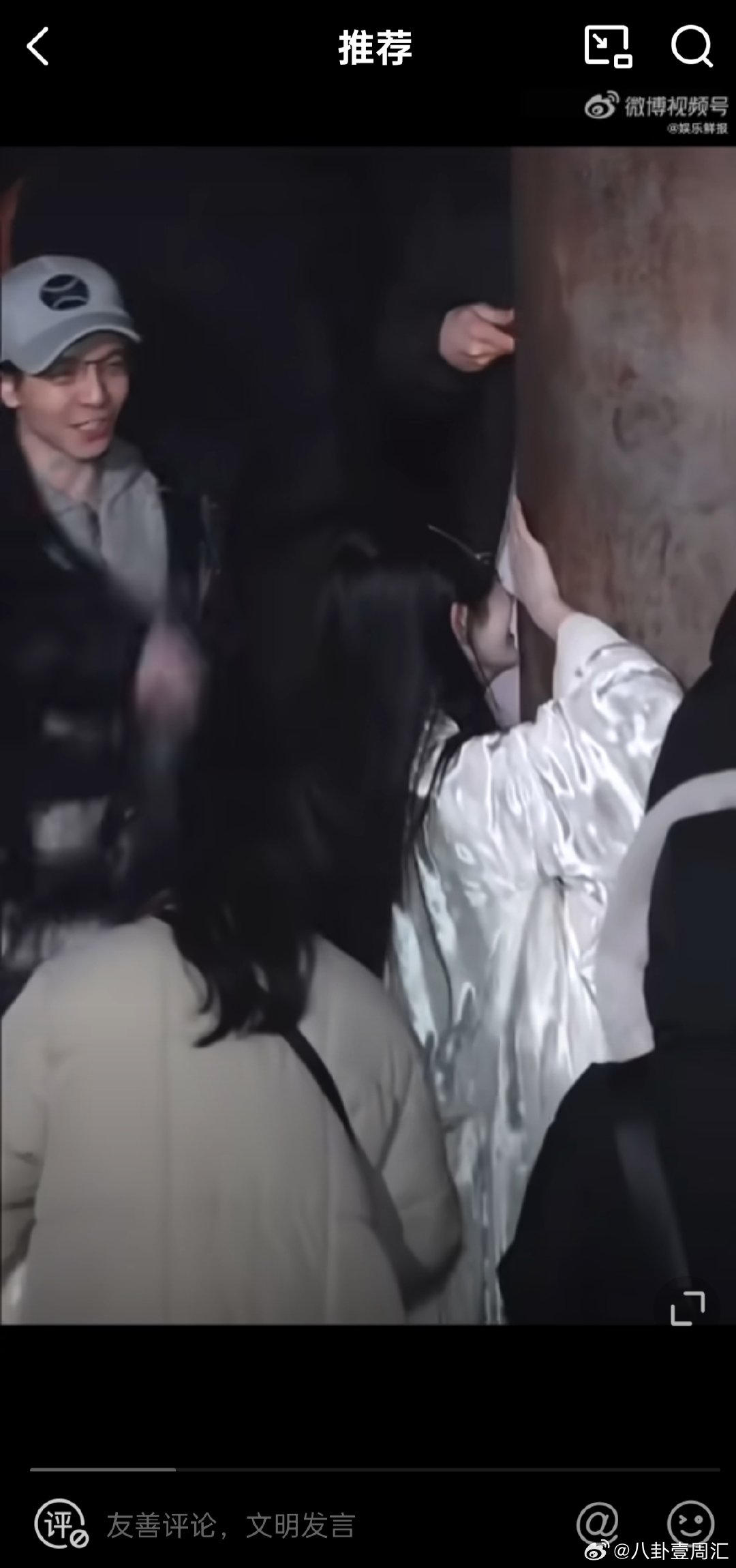 哈哈，鞠婧祎和郭敬明在片场真是笑到停不下来，这《月鳞绮纪》的戏份得多有趣？ 