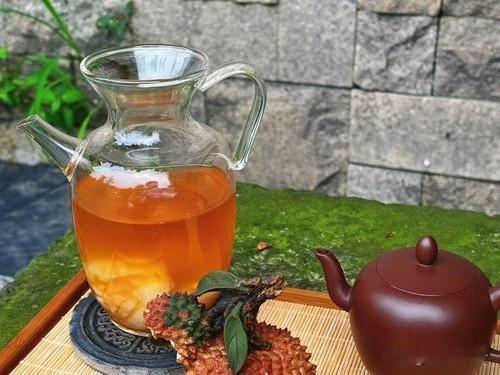 一句话记录冬日心情挑高中庭洒下天光，混凝土墙面映着茶汤的倒影。几何茶杯盛着创新调