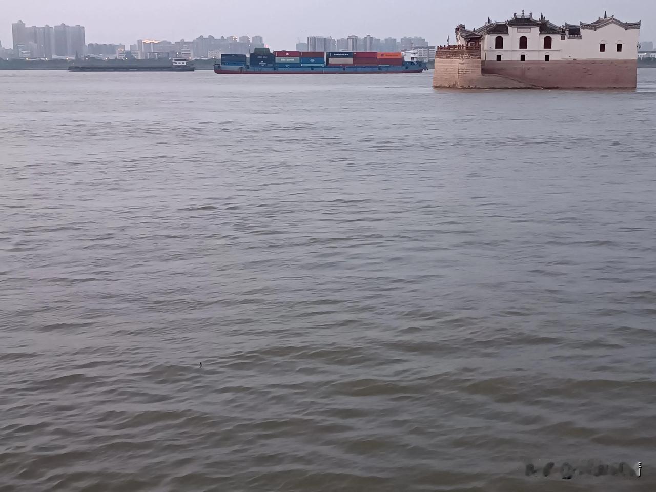 湖北省鄂州市：长江中的观音阁与货轮！