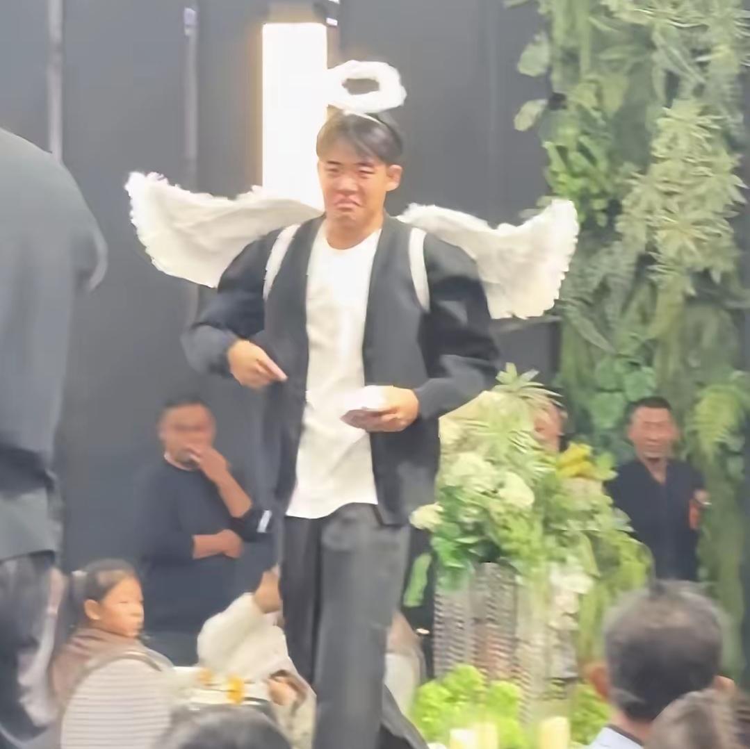 婚礼现场，大家都满心期待着新郎新娘的甜蜜时刻，可谁能想到，新娘弟弟一出场，直接成