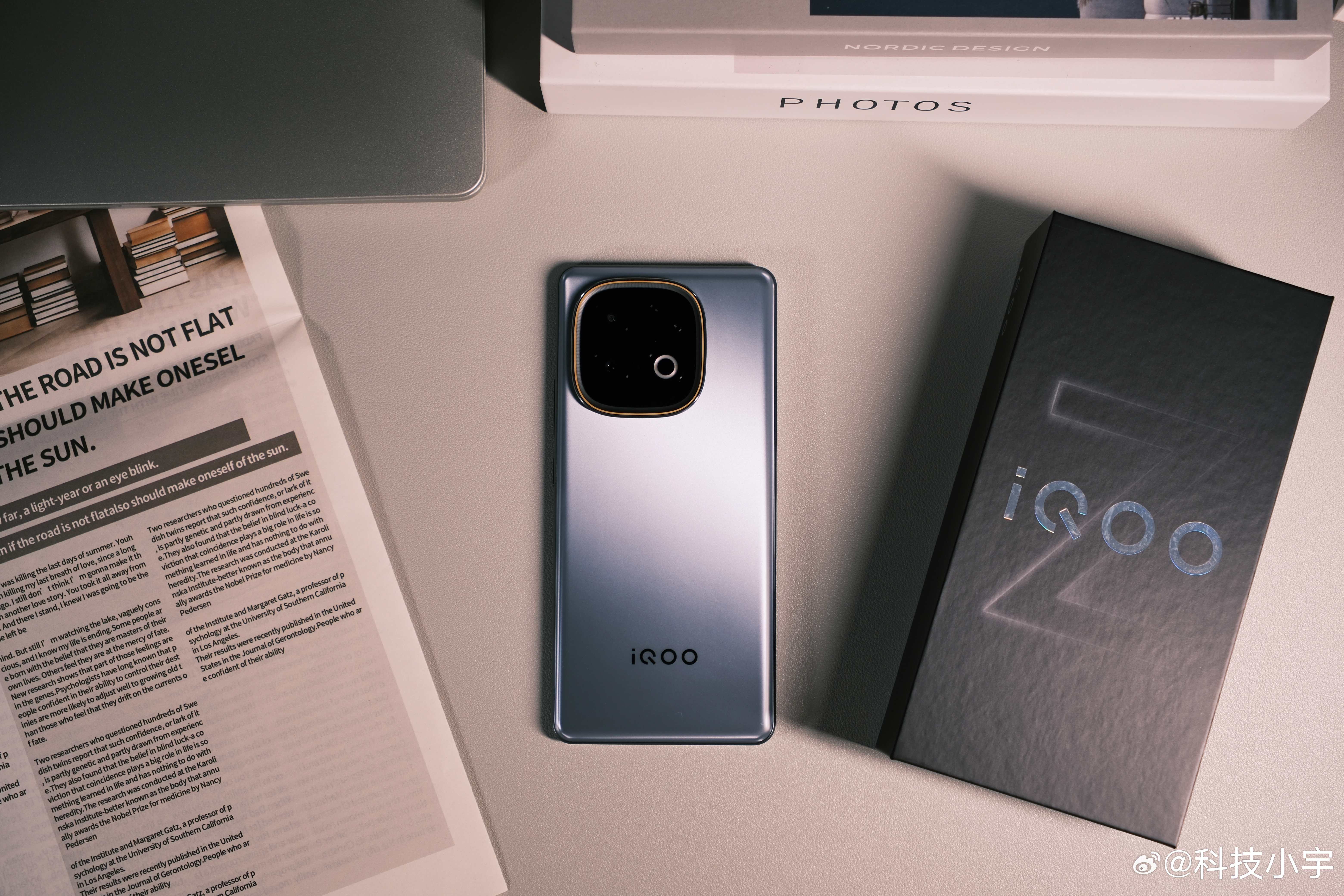 iQOO Z10 Turbo+ 全新配色「极地灰」，比普通灰多了一些蓝调[抱一抱