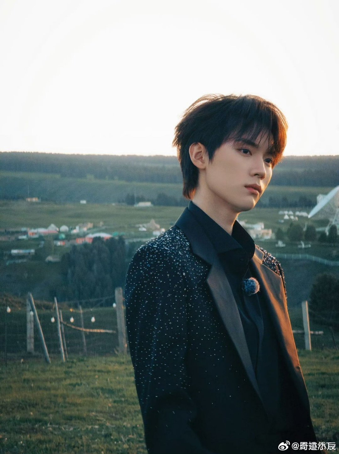 慕慕昭昭抱抱猫猫 她闹他笑、默契满分，慕慕昭昭同框就是高甜名场面，蛋蛋后CP甜度