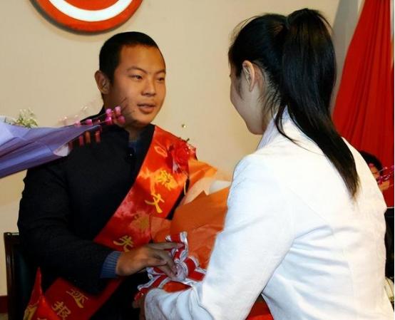 江西女导游车祸昏迷14天，醒来后就告诉母亲："救我的人，是个白衣男子！"医护人员