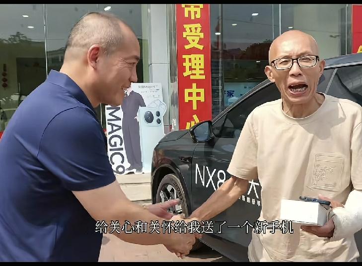 1位博主送朱跃军博士一台新手机
在朱博士家直播的博主轮胎被扎破
今天在一位博主的
