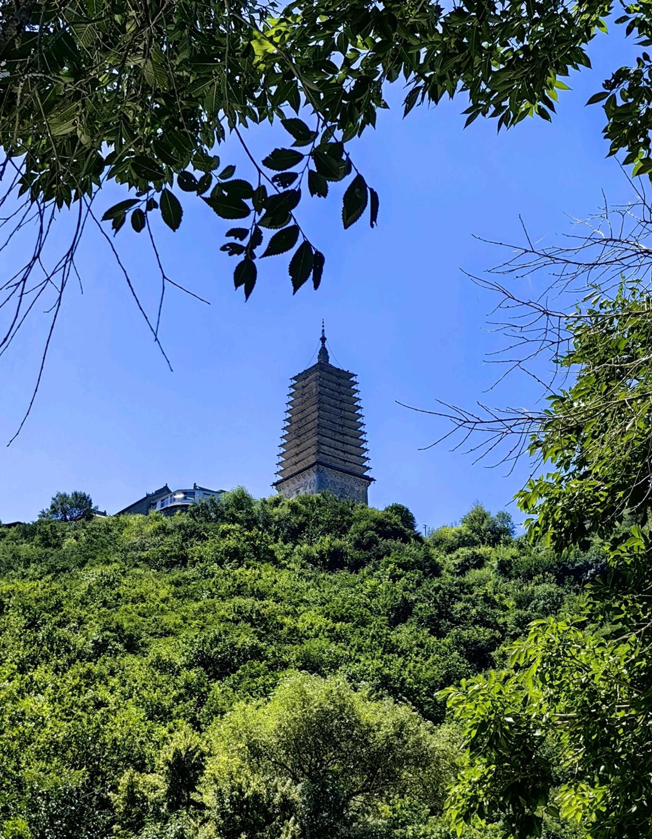 青山与古塔 凤凰山