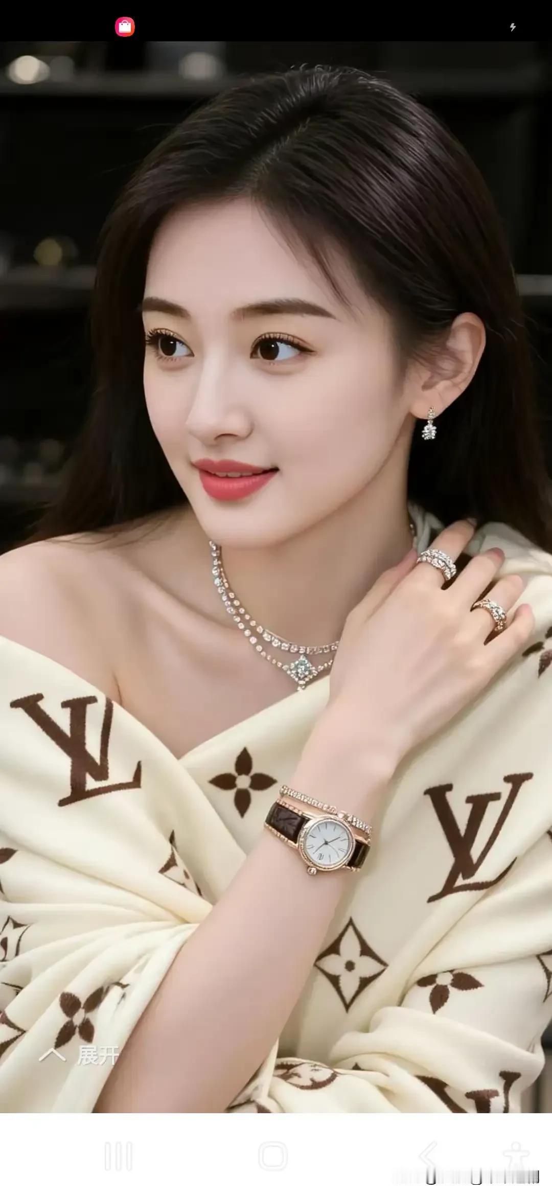 暖调织物裹着松弛姿态，钻饰与腕表在腕间相映成趣。浅笑间，慵懒与精致恰好平衡，于静