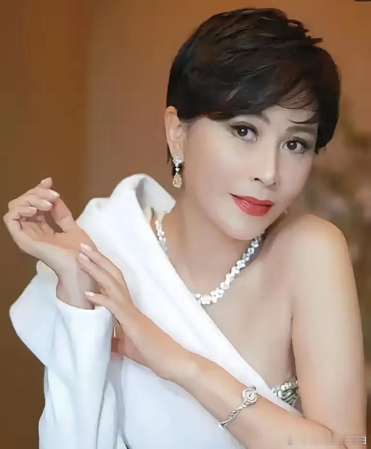 刘嘉玲有这种想法好可怕她居然在相亲角，问人家:“为什么要给孩子找对象，是延续你的