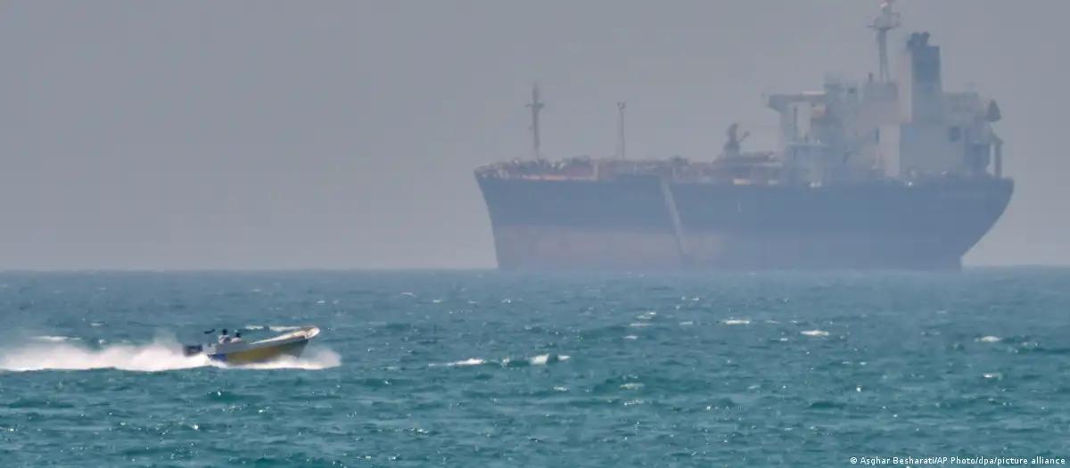 德媒：霍尔木兹海峡：印度油轮被轰 伊朗称谈判有进展

德黑兰方面表示与美国的谈判