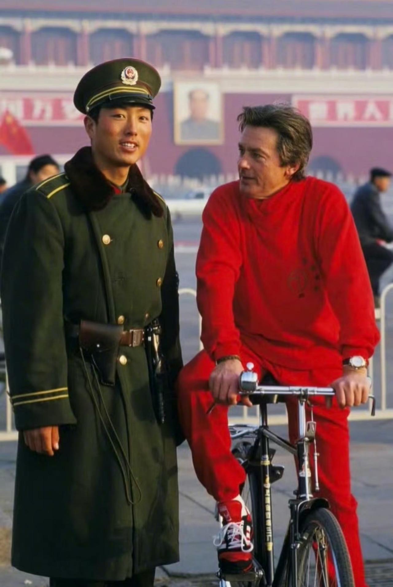 1987年的照片！在北京，法国影帝阿兰·德龙游玩在大街小巷，还上了长城，估计，就