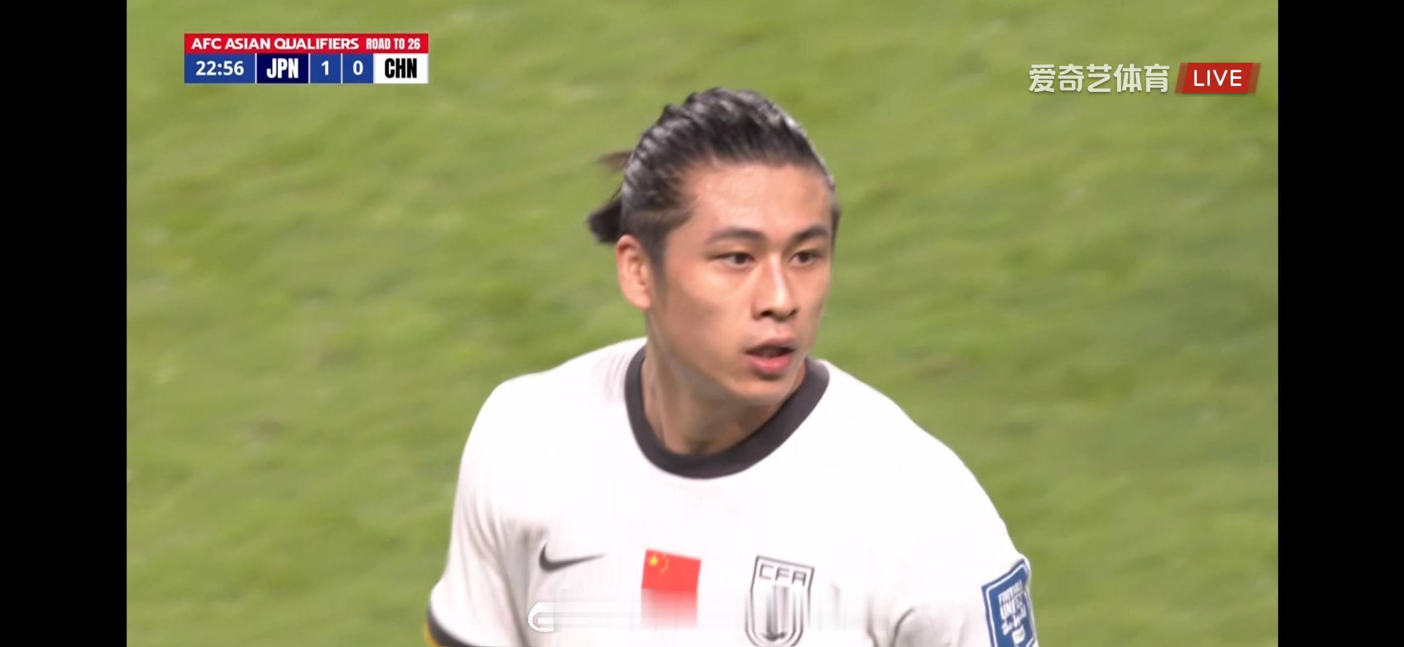 上半场0-2落后，国足还是原来的配方，隐身武磊，软脚虾张玉宁！上半场日本控球率7