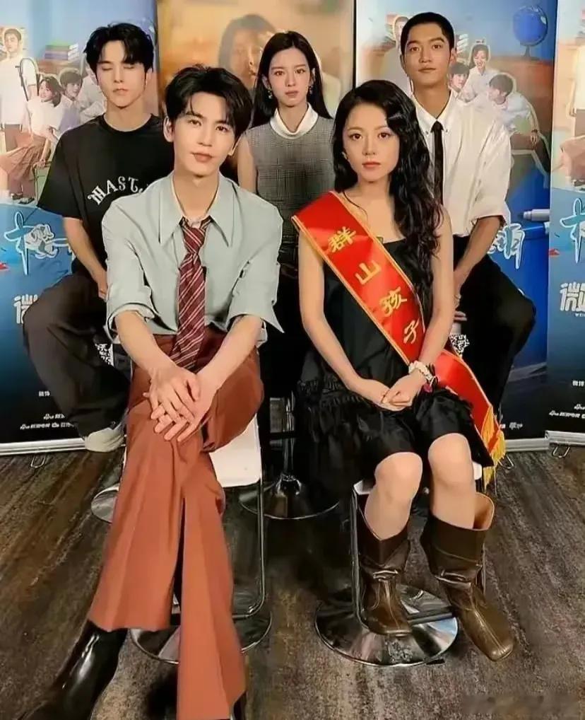赵今麦一个在播剧女主角，却被王楚然这个未播剧女主角抢了风头，还真是谁丑谁尴尬。最