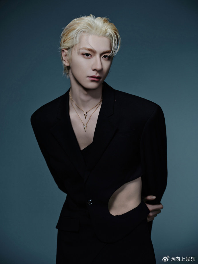 林一黑西装金发爱豆感林一露腰  林一露腰，林一黑西装金发爱豆感，咱就说你说这个是