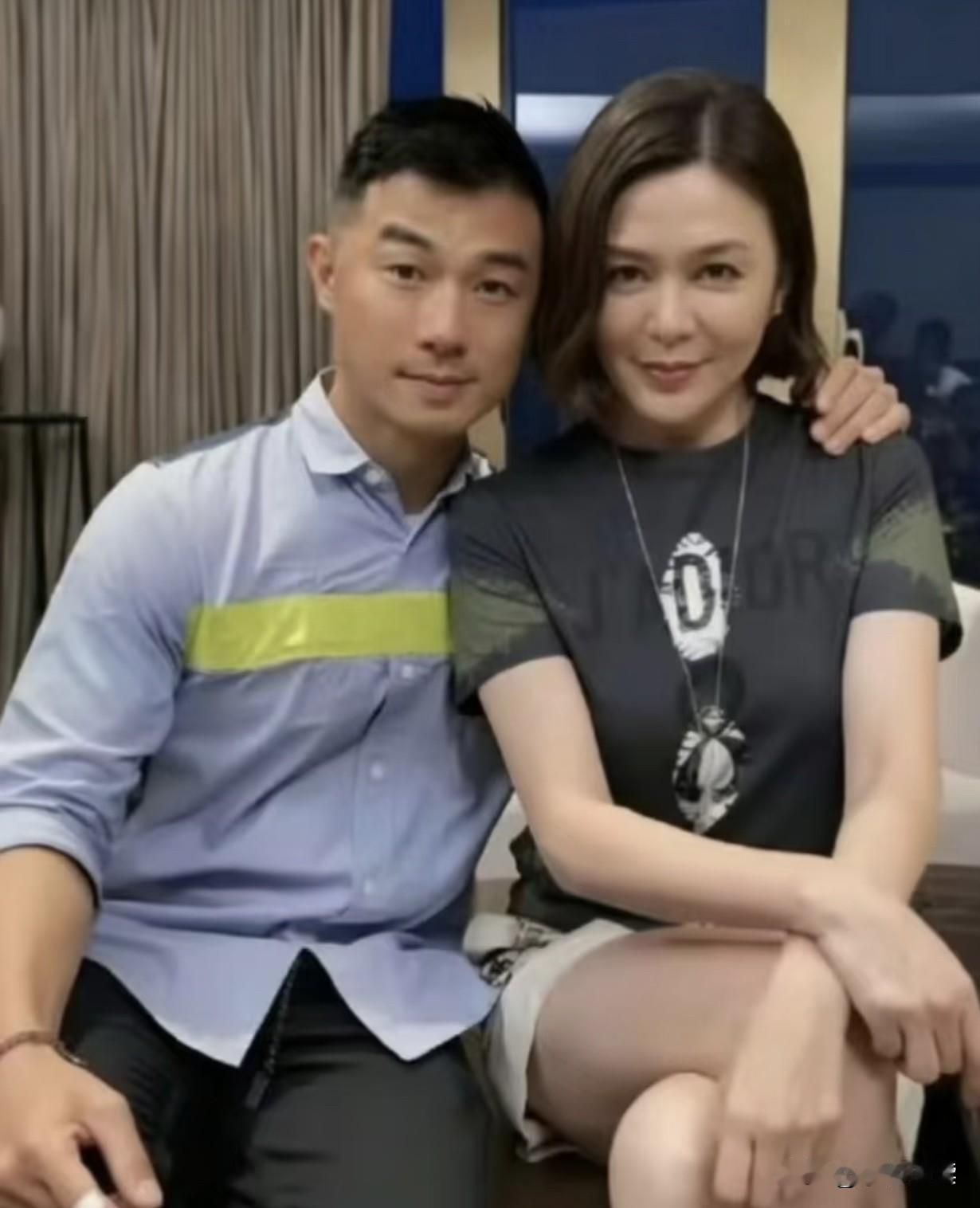 62岁的关之琳与27岁模特男友，看看二人在一起甜蜜的样子，是不是让无数少男少女羡