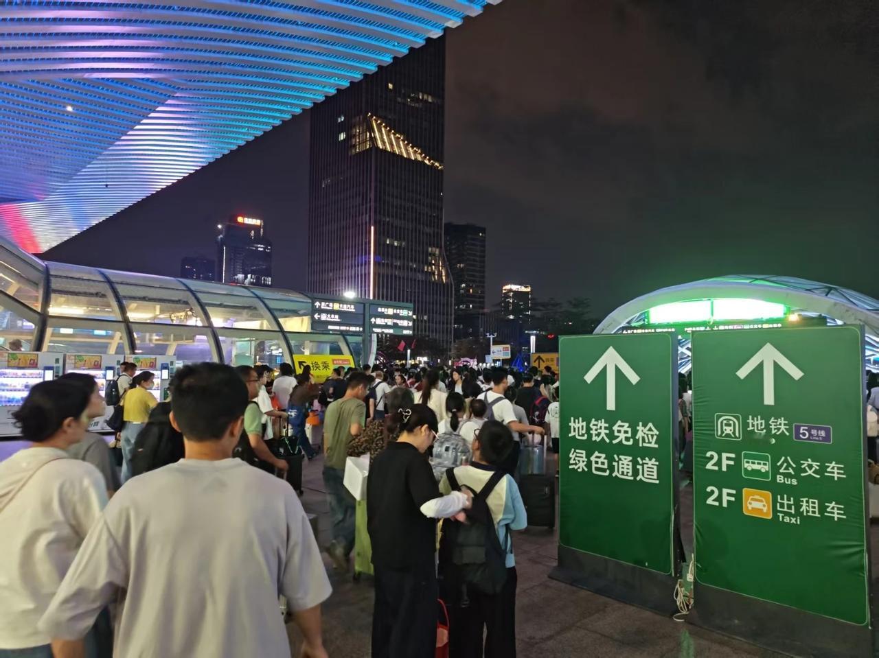 深圳北站凌晨挤爆了！官方突然搞了个大动作，网友直呼“早该这样”
 
国庆长假收尾