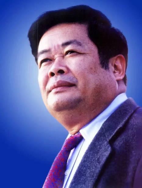 亿万富翁曹德旺要跟妻子陈凤英离婚。他写了封信：“我有了红颜知己，咱们离婚吧。”陈
