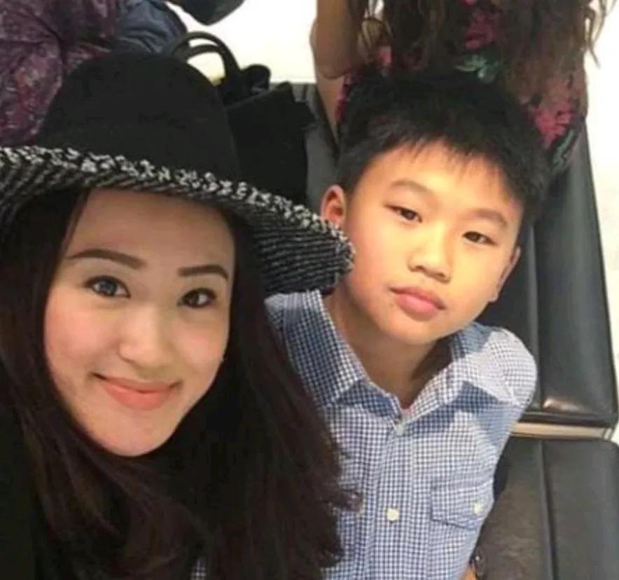 英拉儿子和他的表姐佩通坦，英拉儿子长得可真乖，看起来就是暖男一枚。佩通坦笑容灿烂