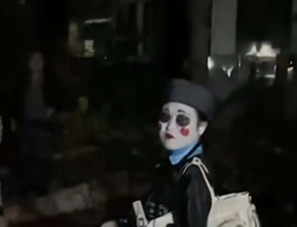 10月5日，重庆，一女子深夜穿僵尸服回小区吓到遛狗大爷，物业：该女子是小区业主，