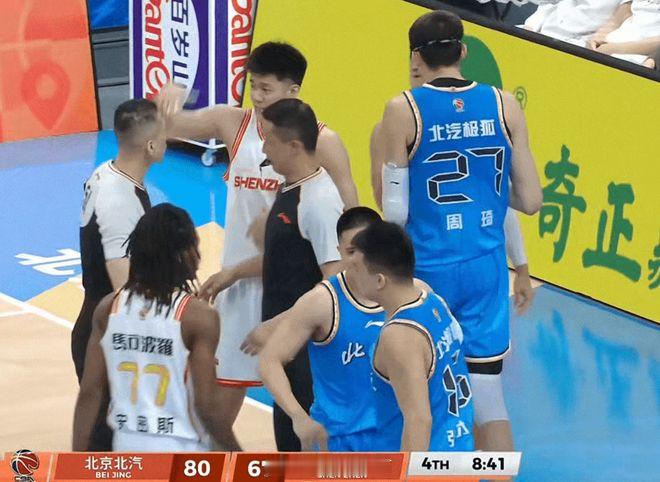 过分！北京队球员张才仁，大力击打贺希宁脸部，事后还想要打架，谁注意到，周琦2个动