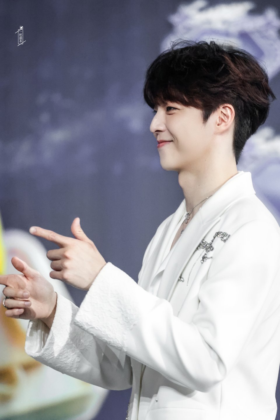 陈立农 陈立农青春为名全球巡回演唱会 阳光明媚的不像话，抬头看到只有一片云，突然