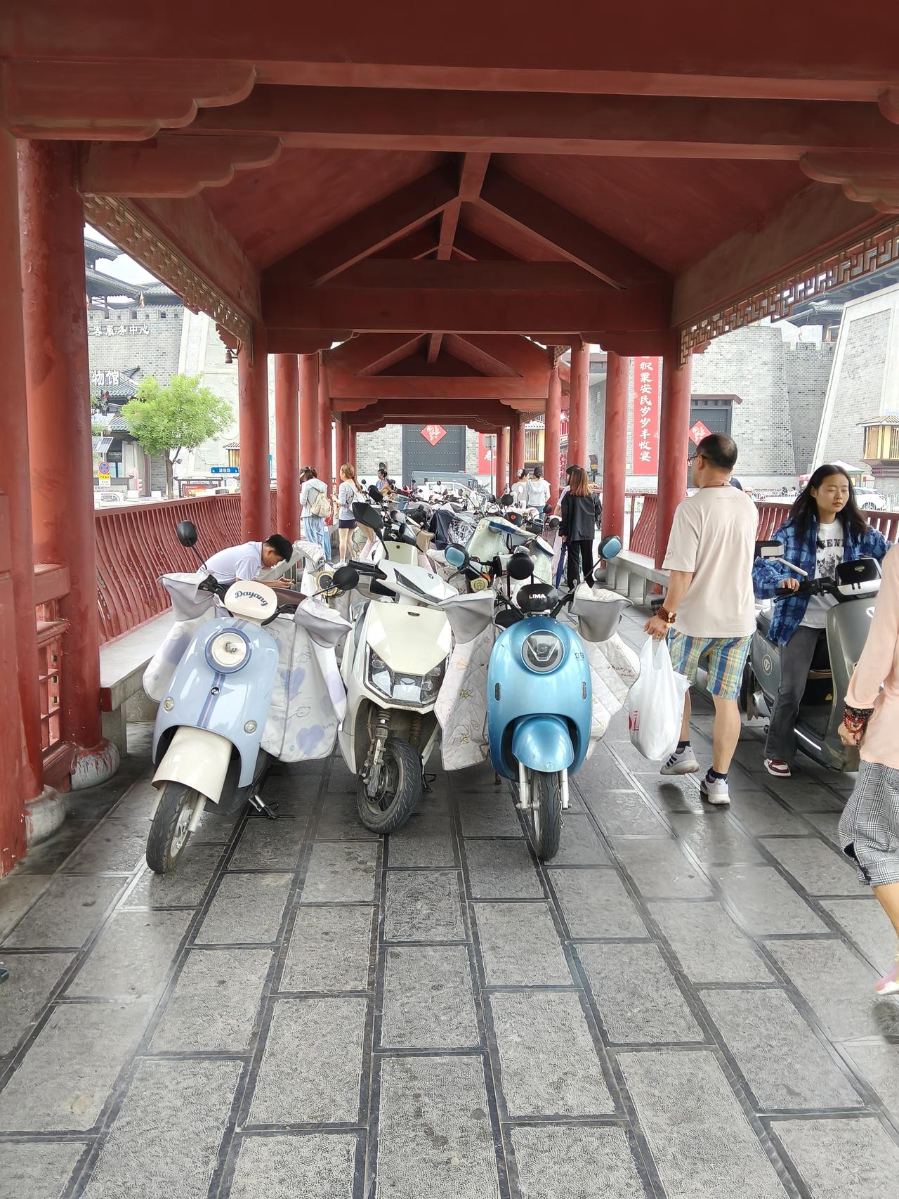 曹魏古城门前的风雨桥，是供游人游玩休息的好地方，不曾想今天走到那里时，却被电动车