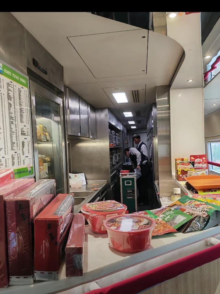 别用道德绑架！高铁上一个宝妈让乘务员帮忙热她从家里自带的饭菜，被乘务员以列车规定