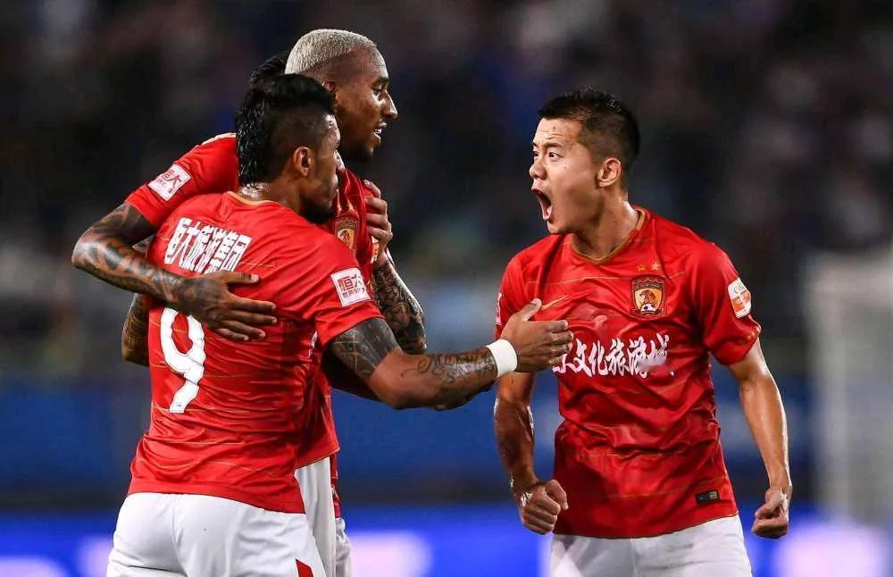 足球记者宋承良直言，足协应该剥夺广州队此前的中超冠军。
他在社媒上发文表示，足协