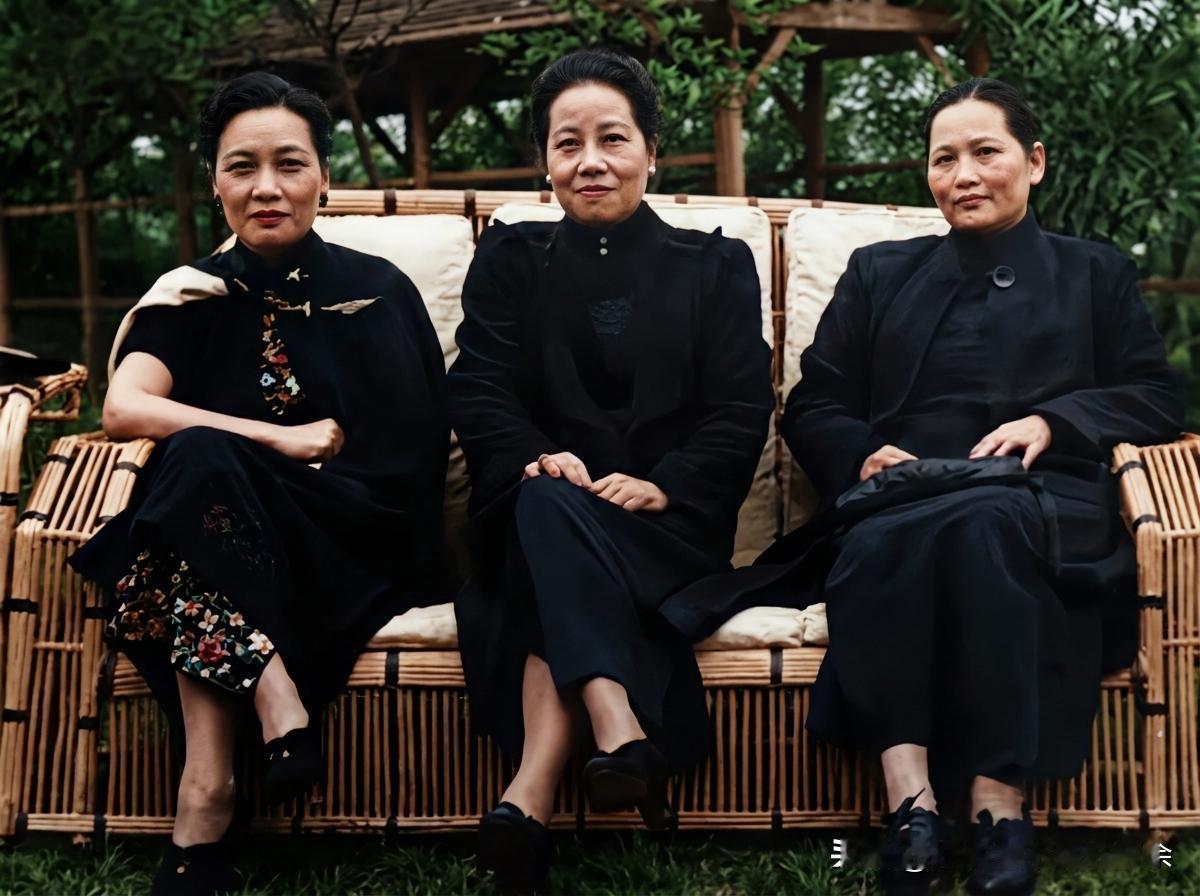 一九四三年，抗战时期，宋氏三姐妹在重庆的珍贵合影。这绝非电视剧里的演员所扮演的，