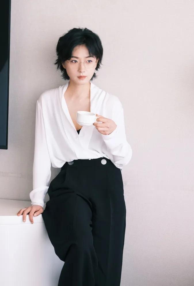 万茜经典黑白穿搭，垂感白衬衫搭配高腰阔腿黑裤，利落清爽，自带松弛清冷的高级气质。