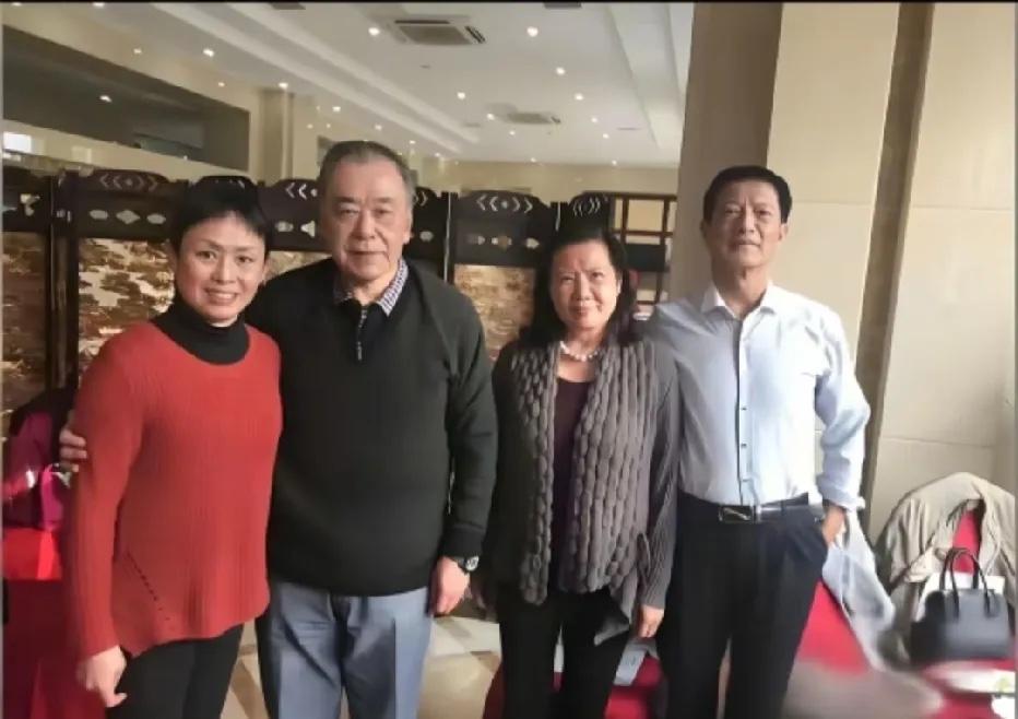 王近山之子王少峰、女儿王媛媛与李达女儿李彤妍，以及周希汉之子周泰阳三人聚会时的同