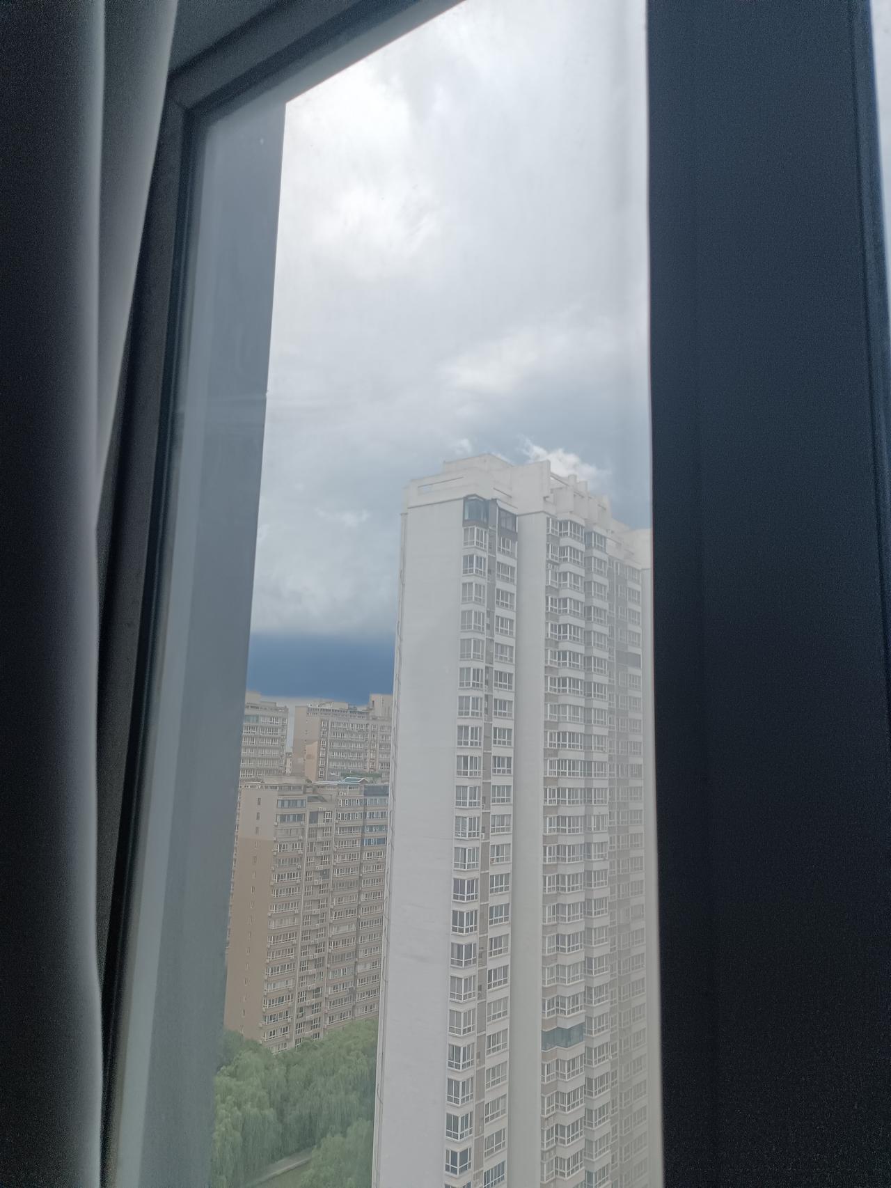 隔壁一家建行网点，说下周开始，试行中午12点半至2点员工休息，仅自助柜员机可用。