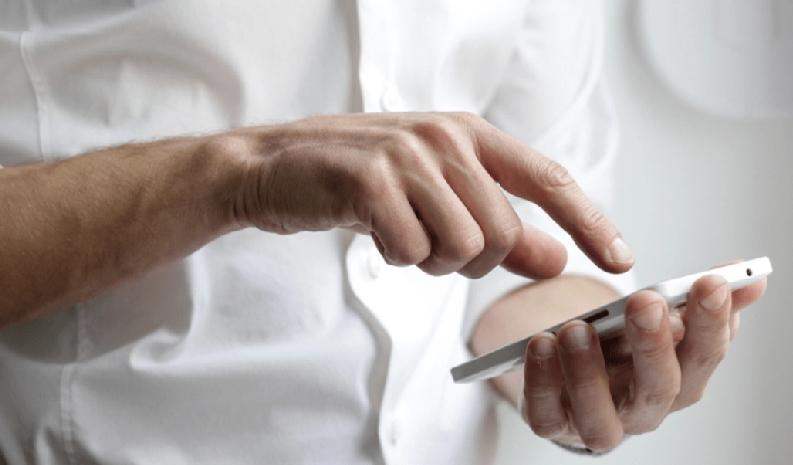 香港警方早前接到一名女子报案，称在社交平台结识一名男子，该男子邀她通过一个交易平