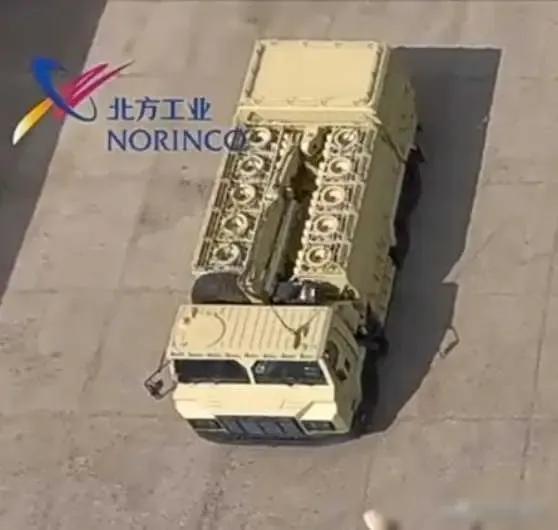 中国新型模块化弹药运输车（左图），乍一看还以为是啥呢
       其工作方式可