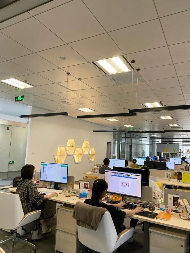 不得不懂的办公室生存法则！！！

1、人缘不好时，往工位上放一包纸。
2、不要玻