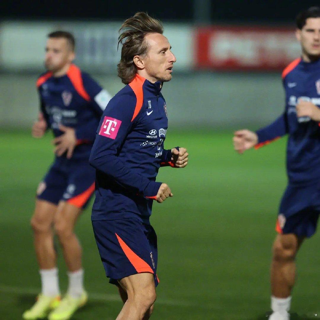 【大腿级】转会专家尼科洛-希拉：米兰计划激活40岁中场莫德里奇的续约条款，将合同