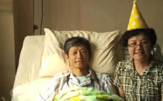 2016年，艾跃进是在病床上跟自己妻子一起过的最后一个生日，镜头里的他当时虽然在