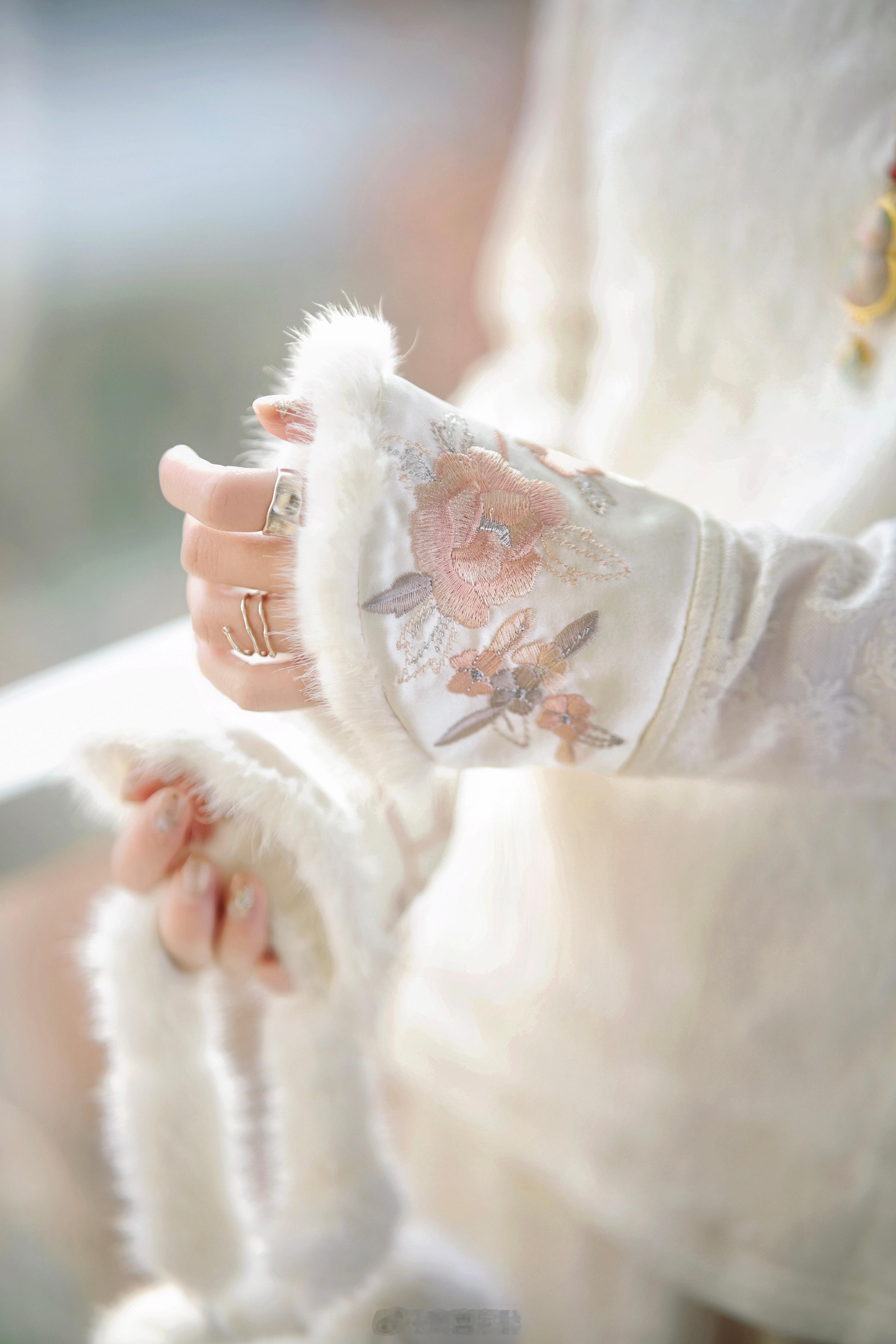 国风的美夸一万遍都不够！醋酸羊毛/填充90鸭绒 再有水貂毛点缀轻暖温柔贵气 袖口