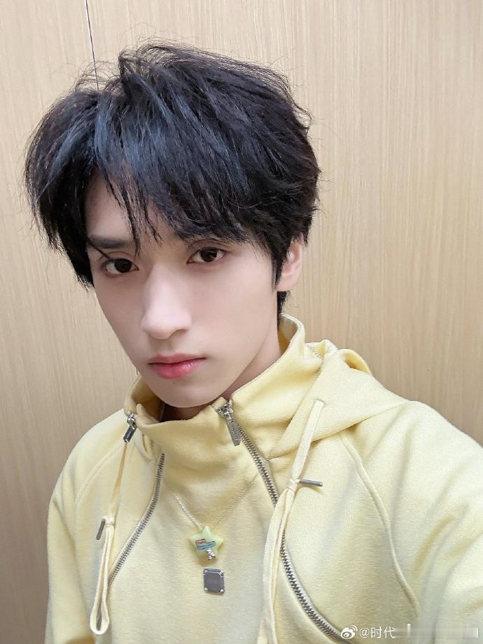 严浩翔get新姿势  严浩翔cos小猫表情包  哇，严浩翔的新姿势和小猫表情包无